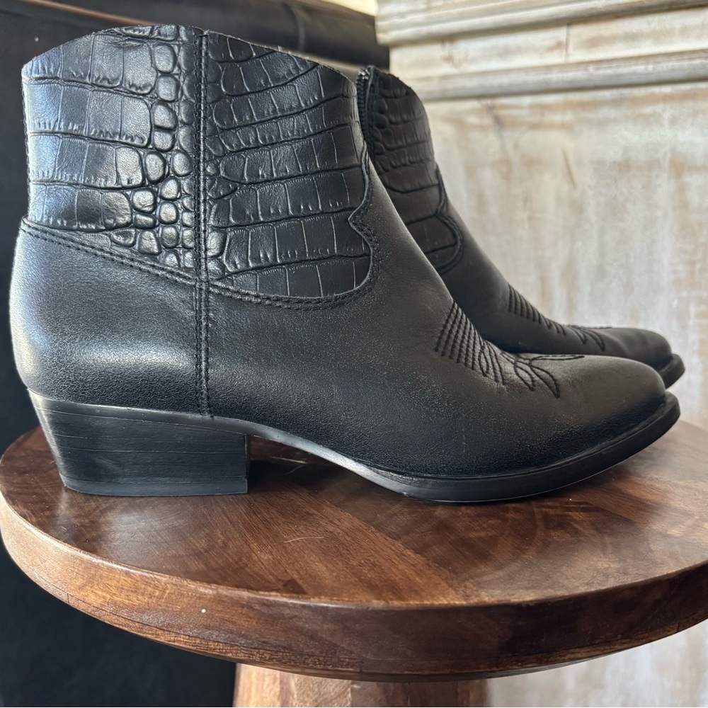 Giani Bini Black booties with an alligator skin flare.